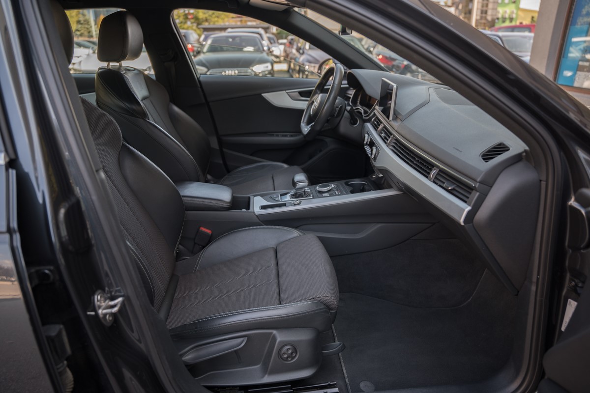Audi A4
 2.0 TDI S line