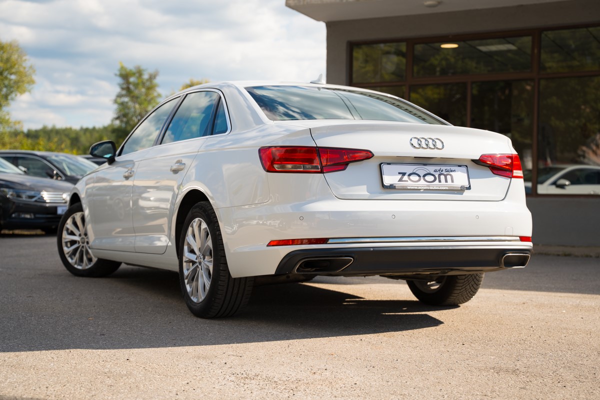 Audi A4
 35 TDI S-Tronic