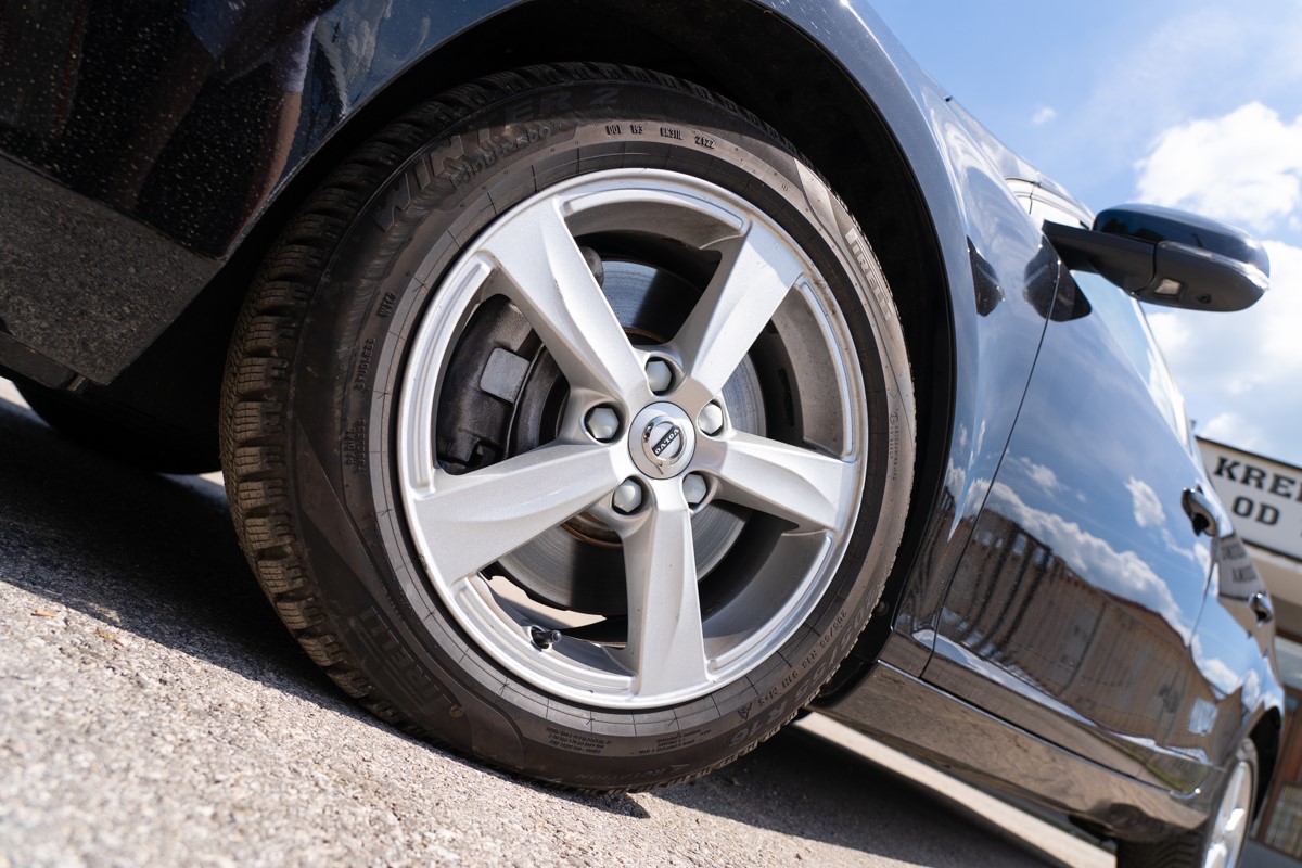Volvo
 V40 D2