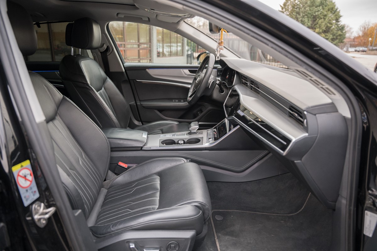 Audi A6
 55 TFSI E S line QUATTRO