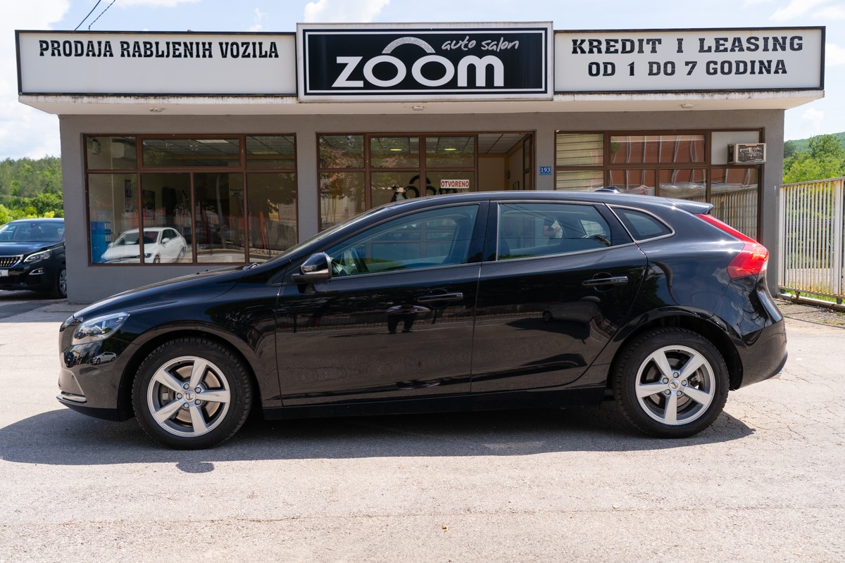 Volvo
 V40 D2