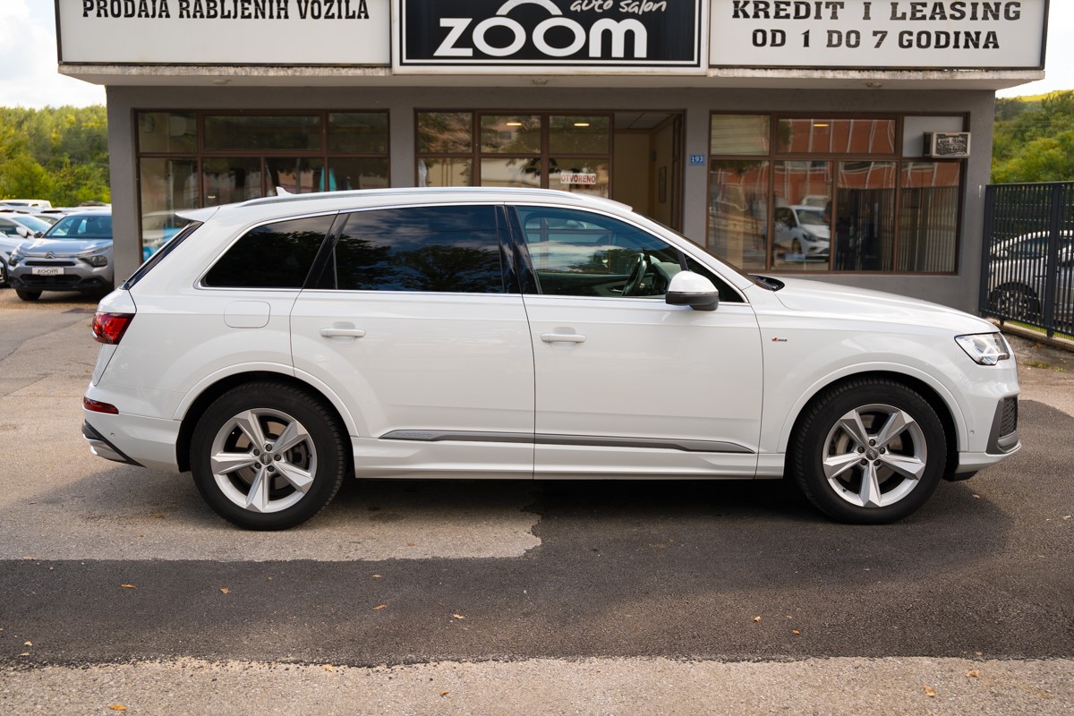Audi Q7
 3.0 TDI S line QUATTRO