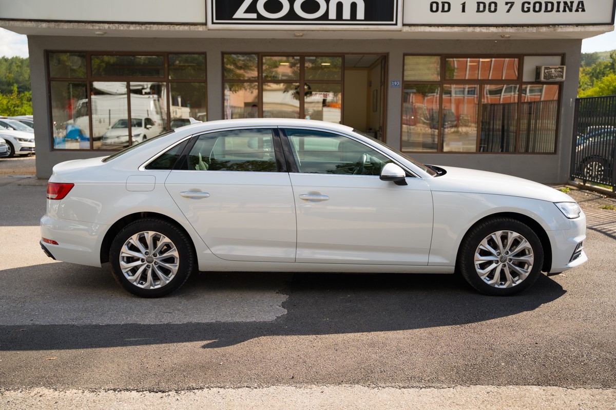 Audi A4
 35 TDI S-Tronic