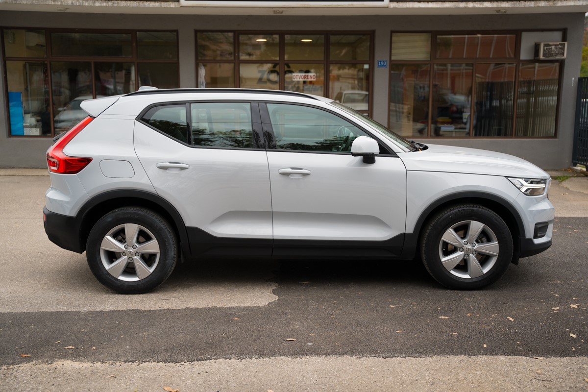 Volvo
 XC40 2.0 D D3