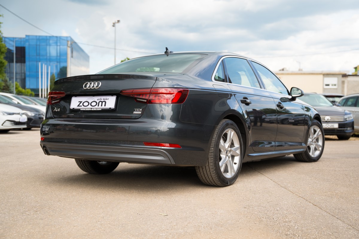 Audi A4
 2.0 TDI S line