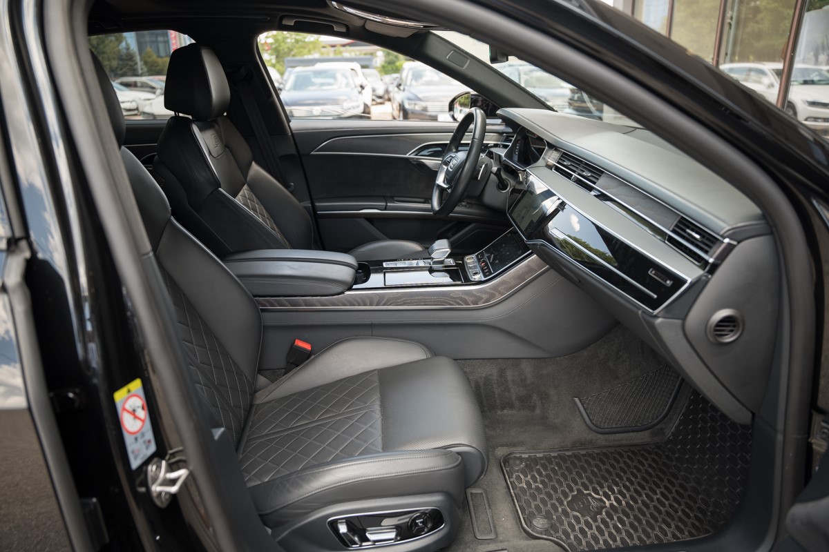 Audi A8
 3.0 TDI S line QUATTRO