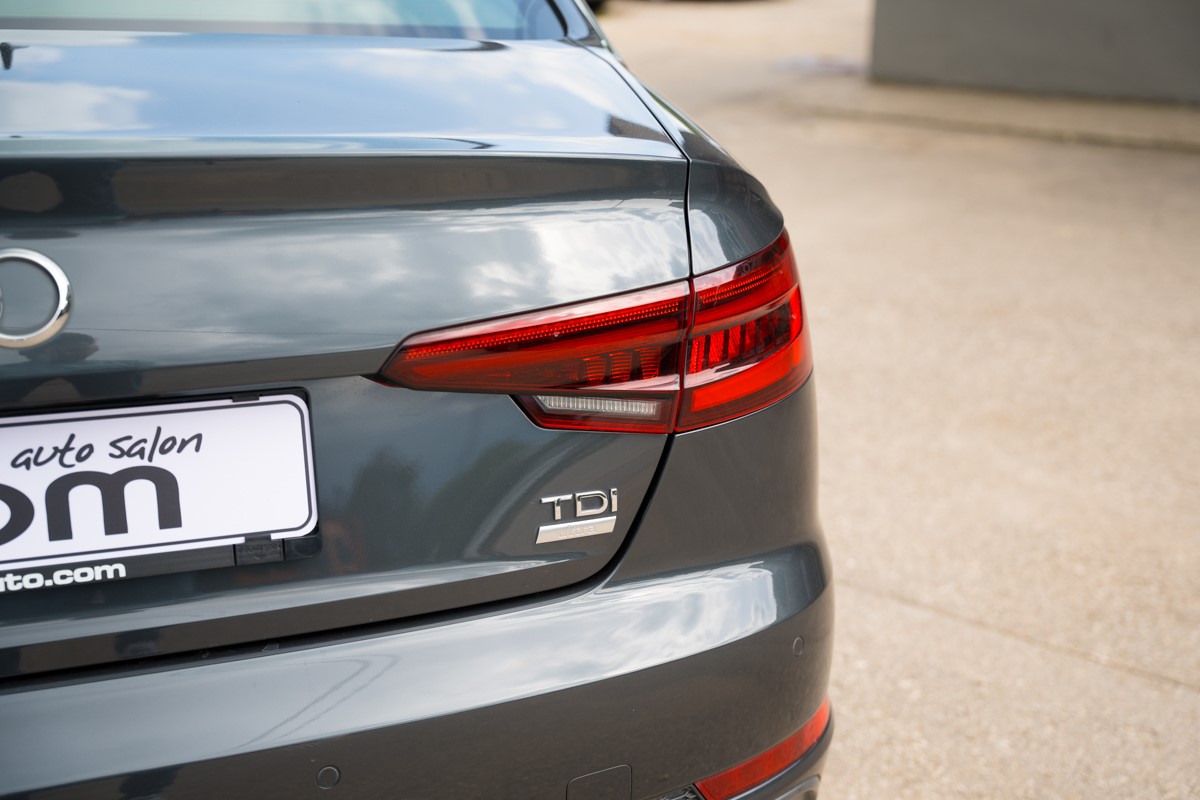 Audi A4
 2.0 TDI S line