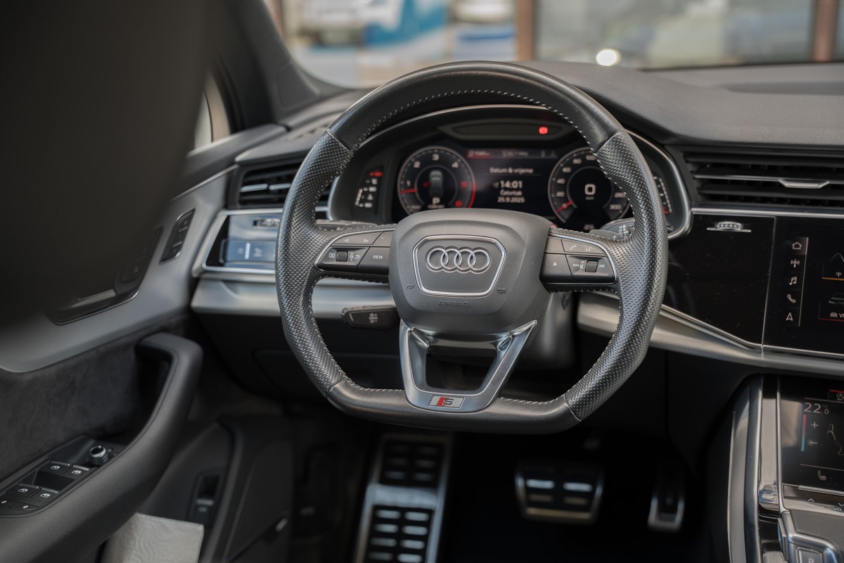 Audi Q7
 3.0 TDI S line QUATTRO