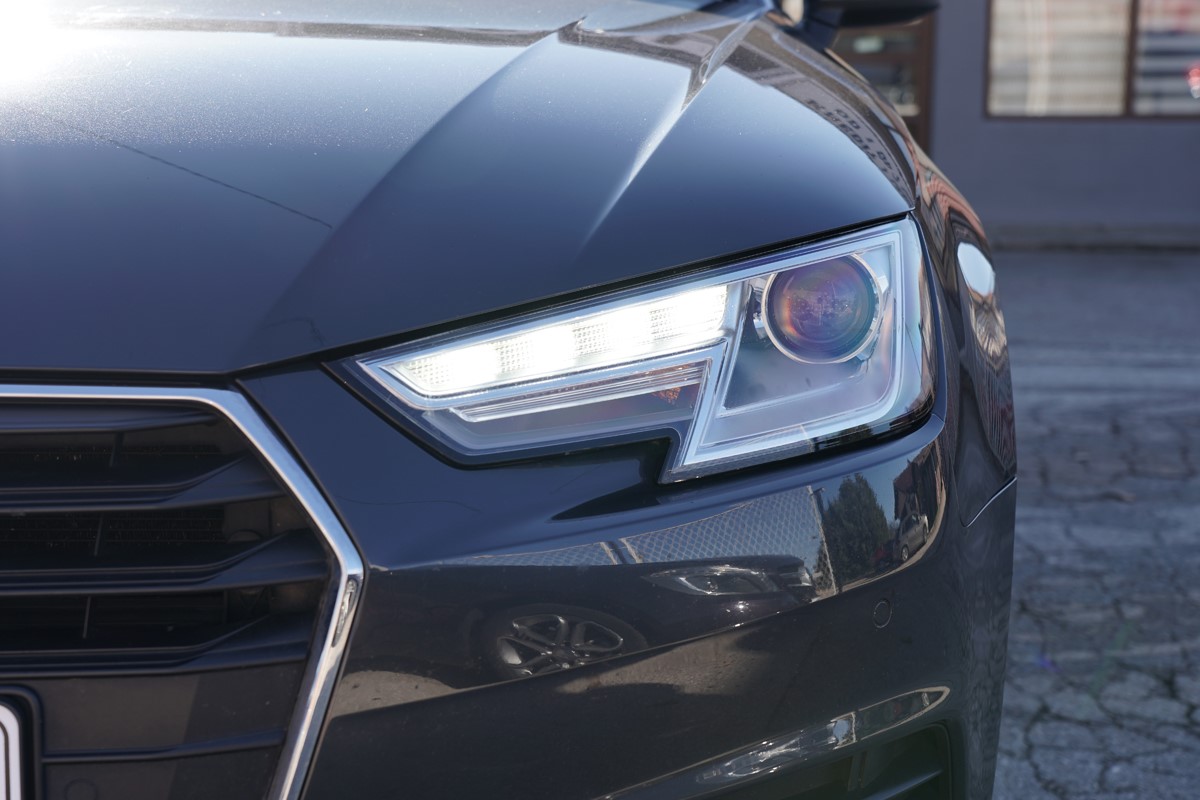 Audi A4
 2.0 TDI  BUSINESS LINE S TRONIC 