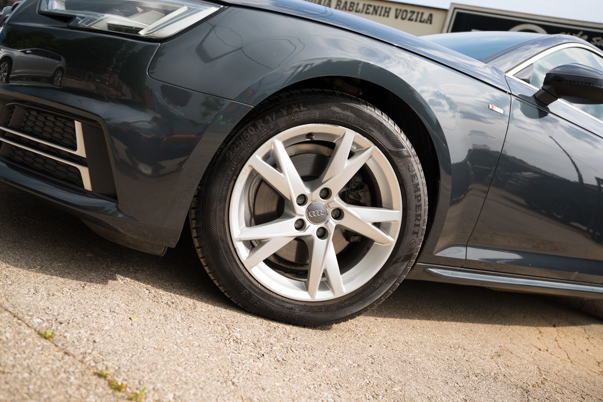 Audi A4
 2.0 TDI S line