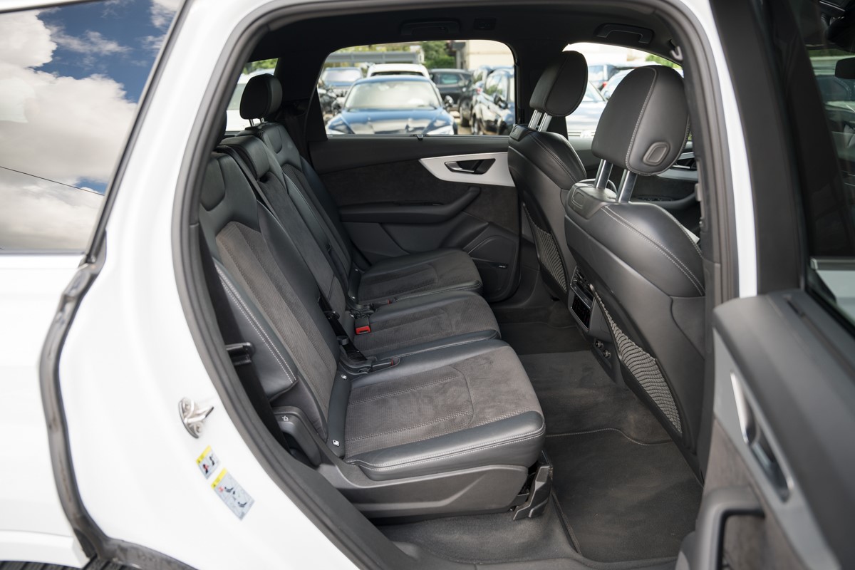 Audi Q7
 3.0 TDI S line QUATTRO