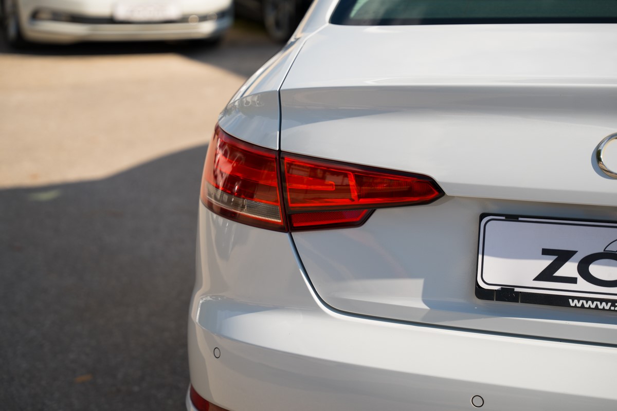 Audi A4
 35 TDI S-Tronic