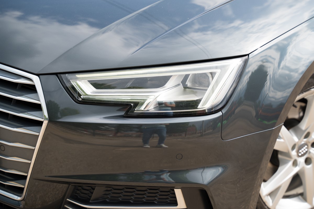 Audi A4
 2.0 TDI S line