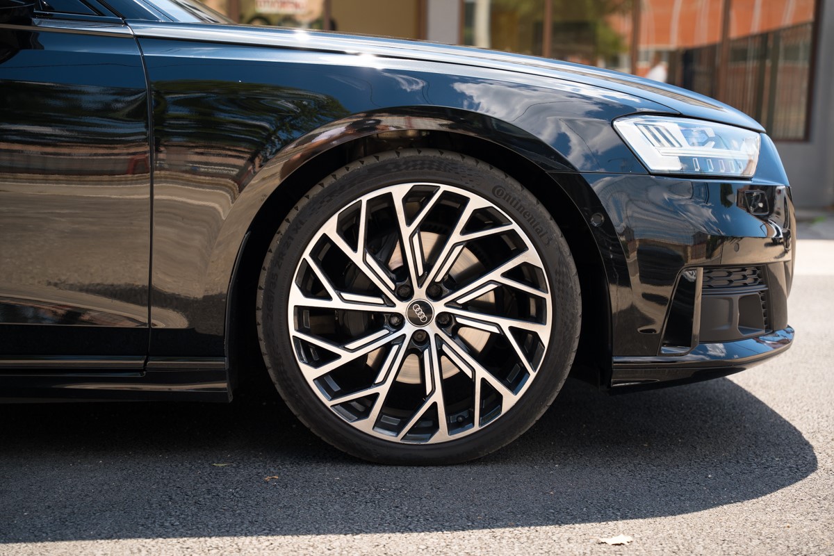 Audi A8
 3.0 TDI S line QUATTRO