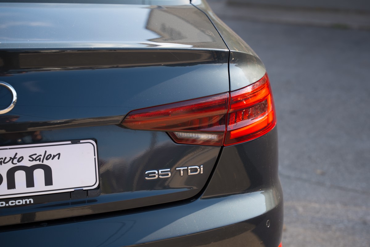 Audi A4
 2.0 TDI S line