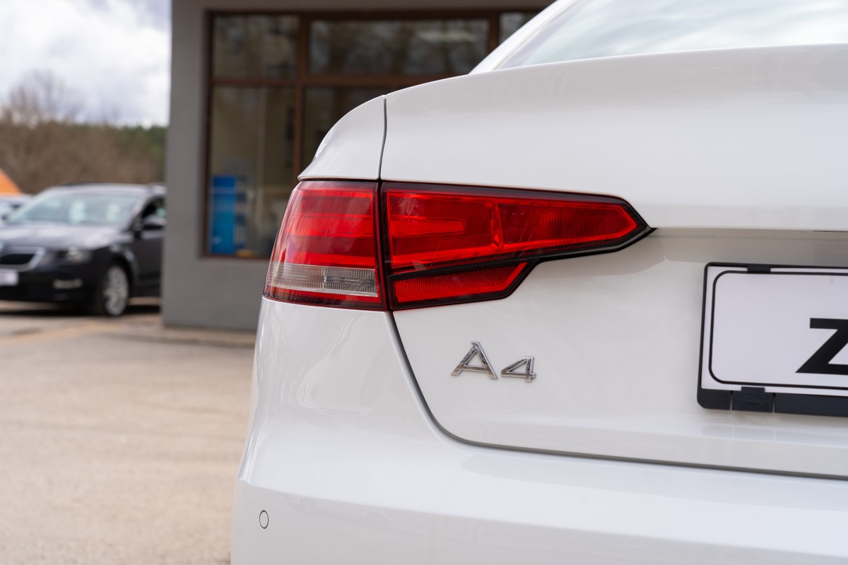 Audi A4
 2.0 TDi S-tronic Quattro Business Line