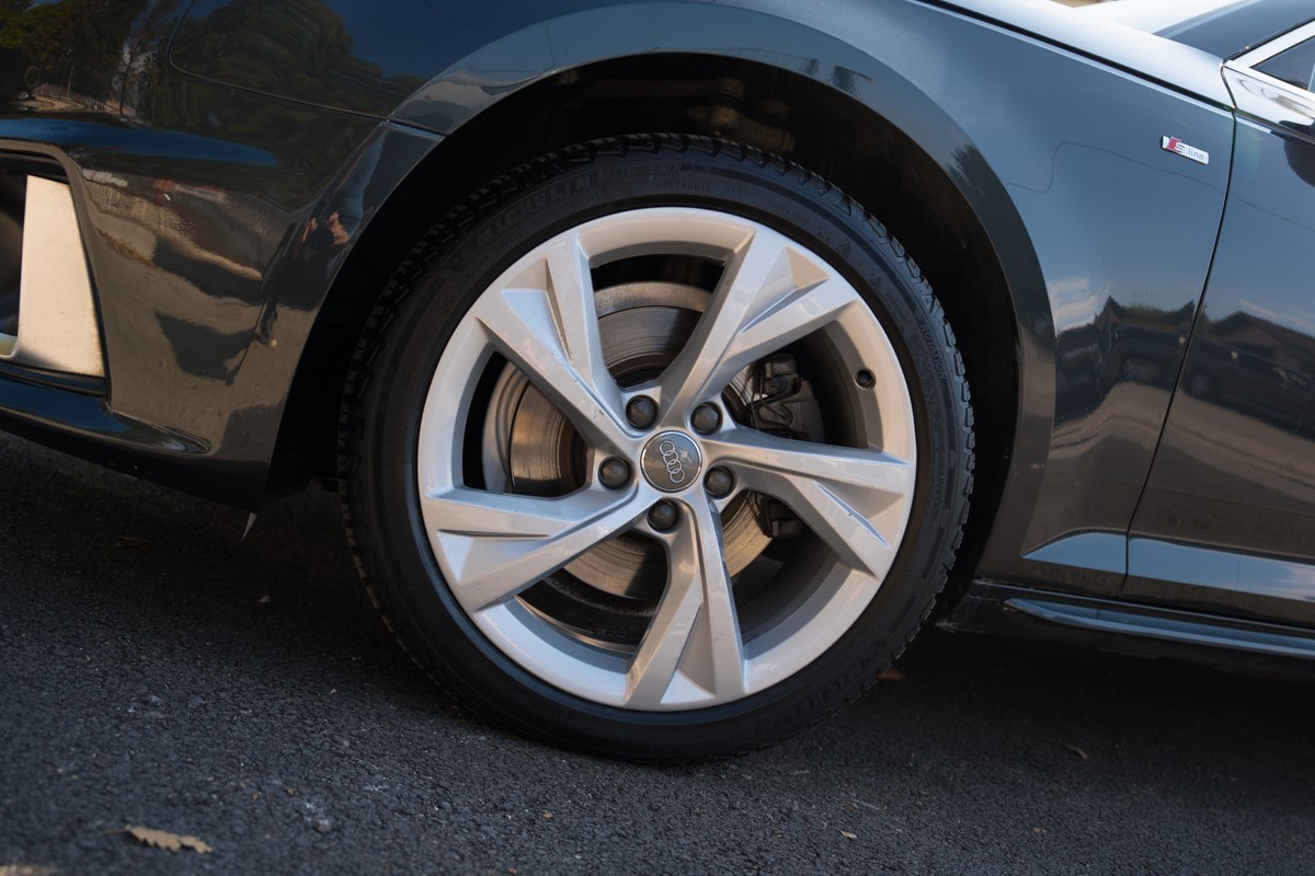 Audi A4
 2.0 TDI S line