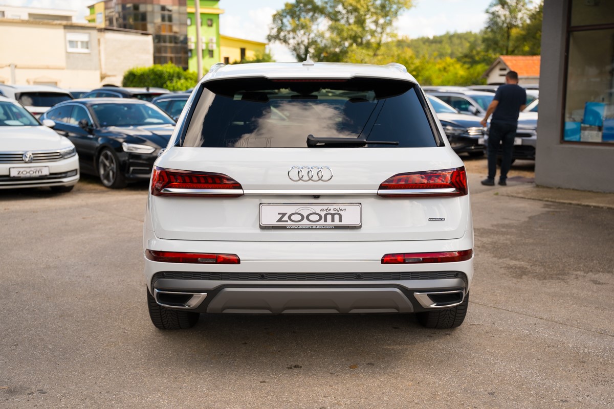 Audi Q7
 3.0 TDI S line QUATTRO