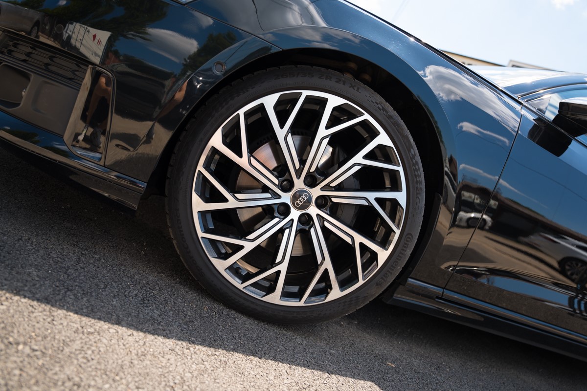 Audi A8
 3.0 TDI S line QUATTRO