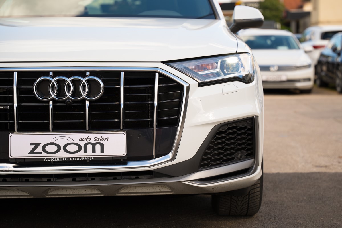 Audi Q7
 3.0 TDI S line QUATTRO