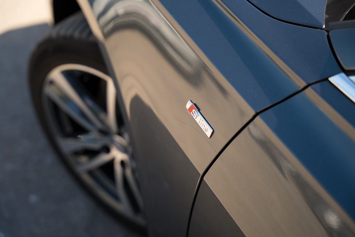 Audi A6
 2.0 TDI S line