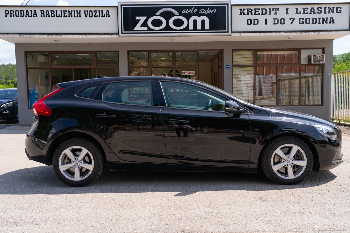 Volvo
 V40 D2