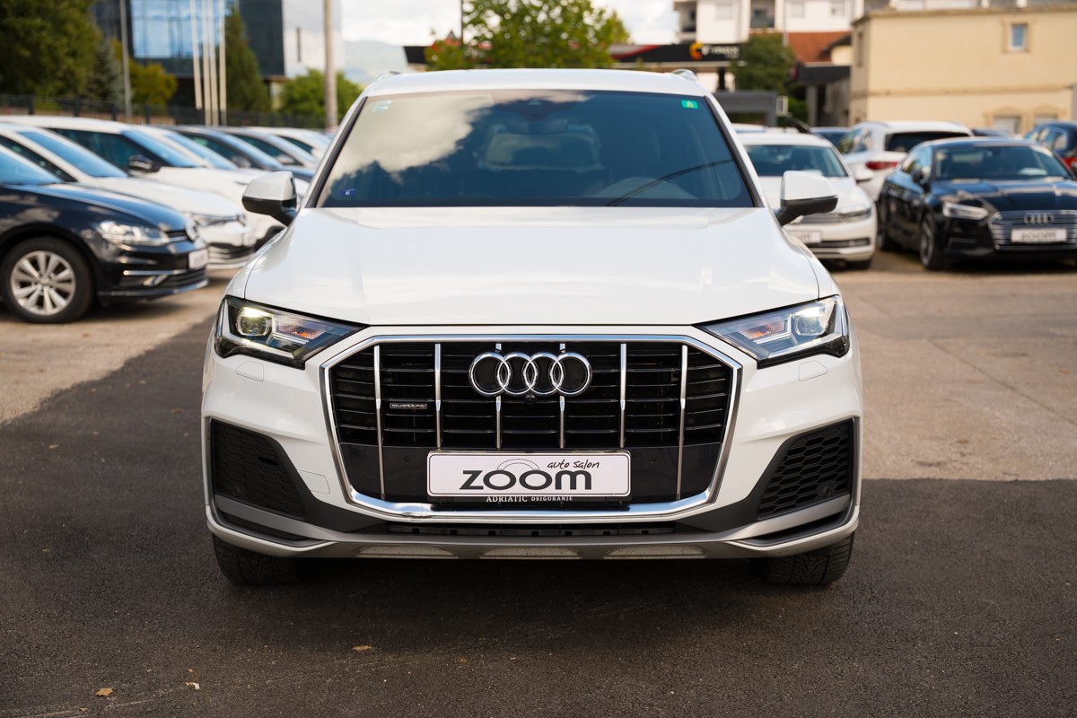 Audi Q7
 3.0 TDI S line QUATTRO