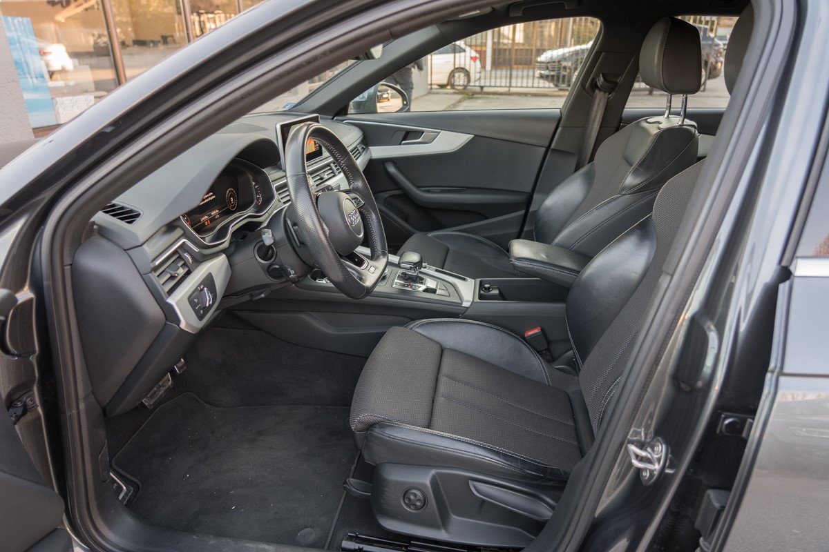 Audi A4
 2.0TDI S line