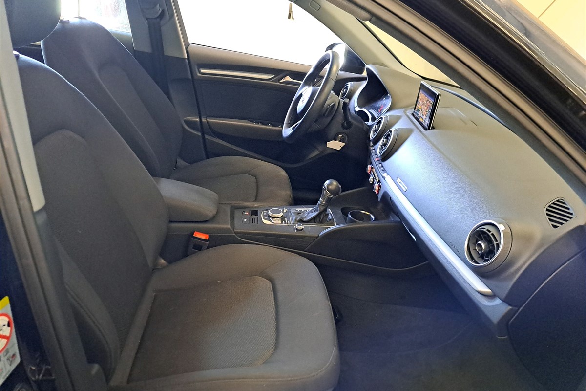 Audi A3
 30 TDI S-Tronic Business line