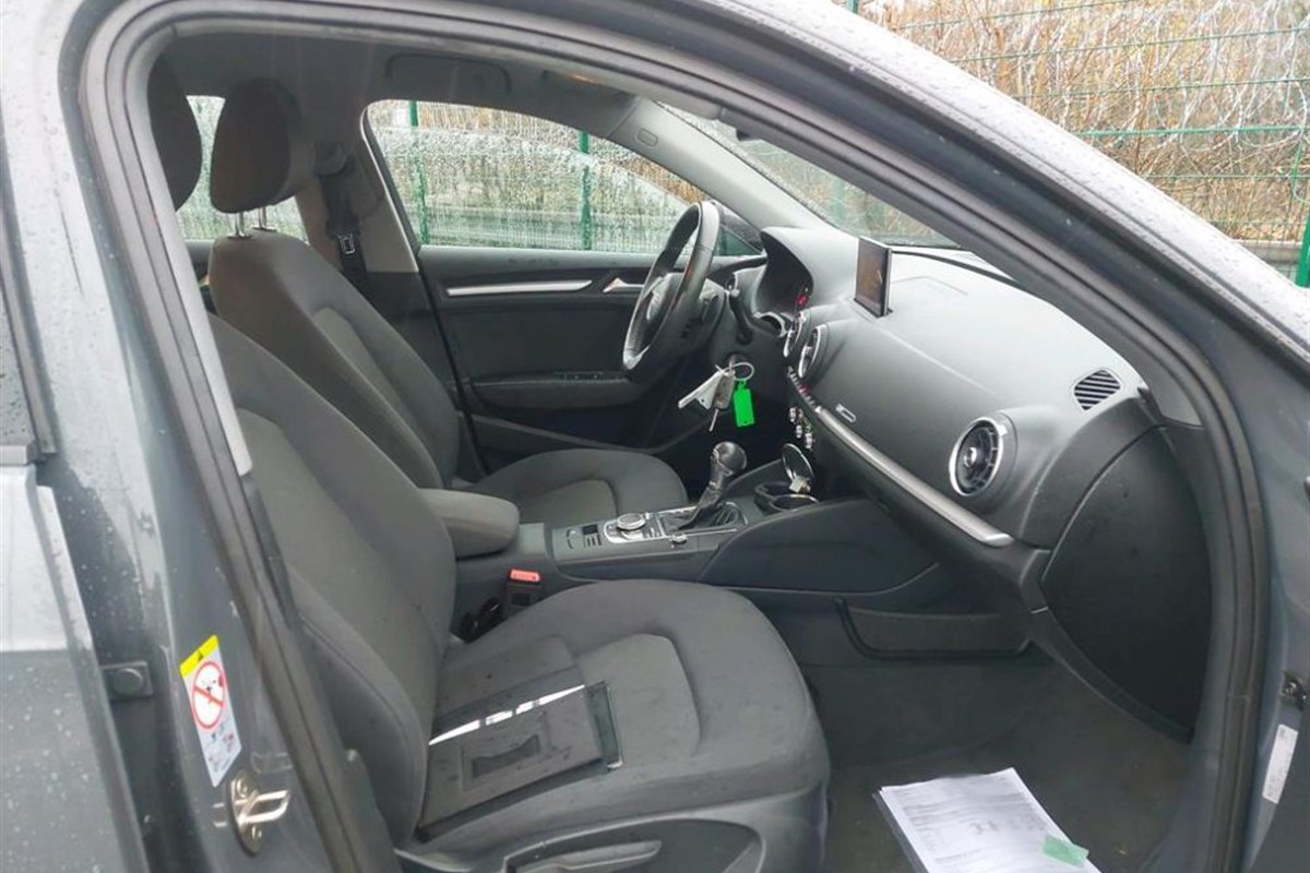 Audi A3
 1.6 TDi Sportback S-tronic Business Line