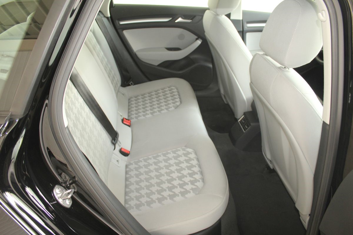 Audi A3
 1,6 TDI S-Tronic SPORTBACK ATTRACTION >novi model<
