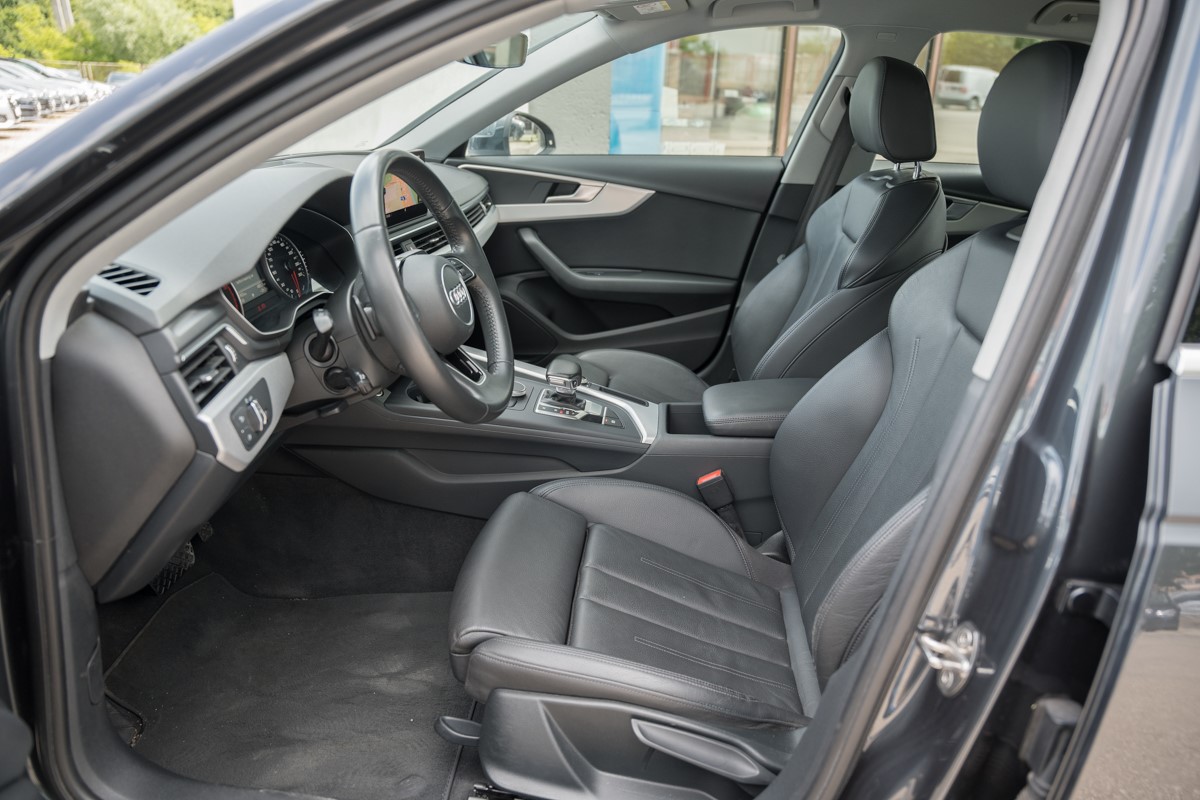 Audi A4
 2.0 TDI S line