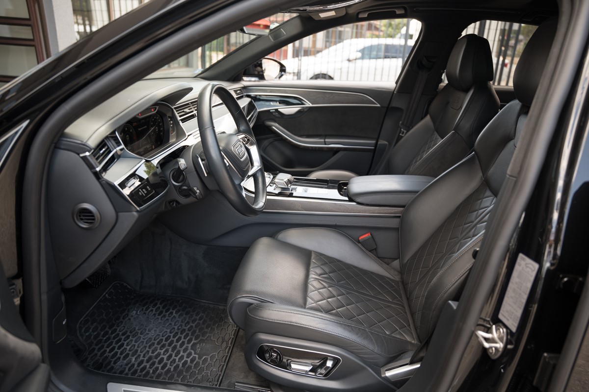 Audi A8
 3.0 TDI S line QUATTRO