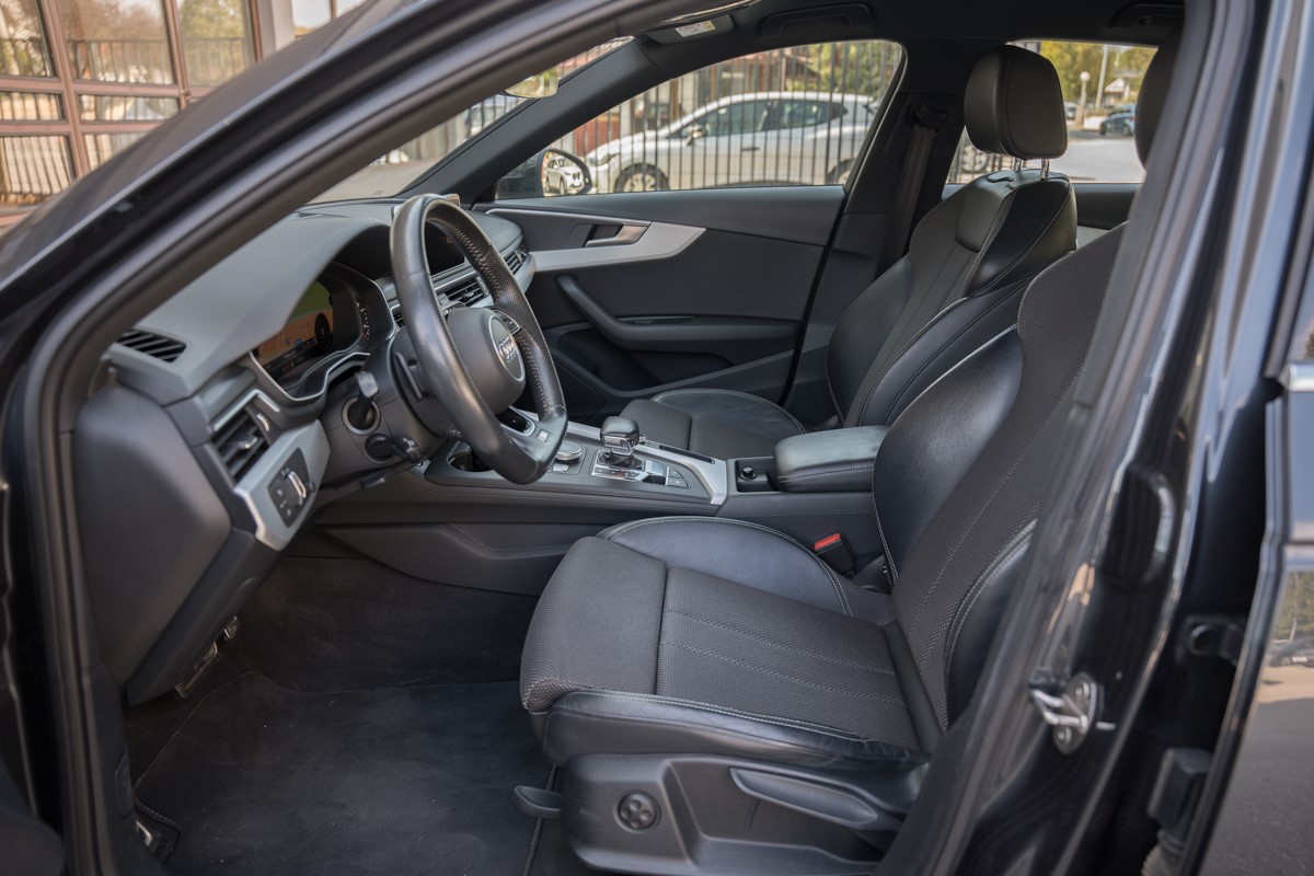 Audi A4
 2.0 TDI S line