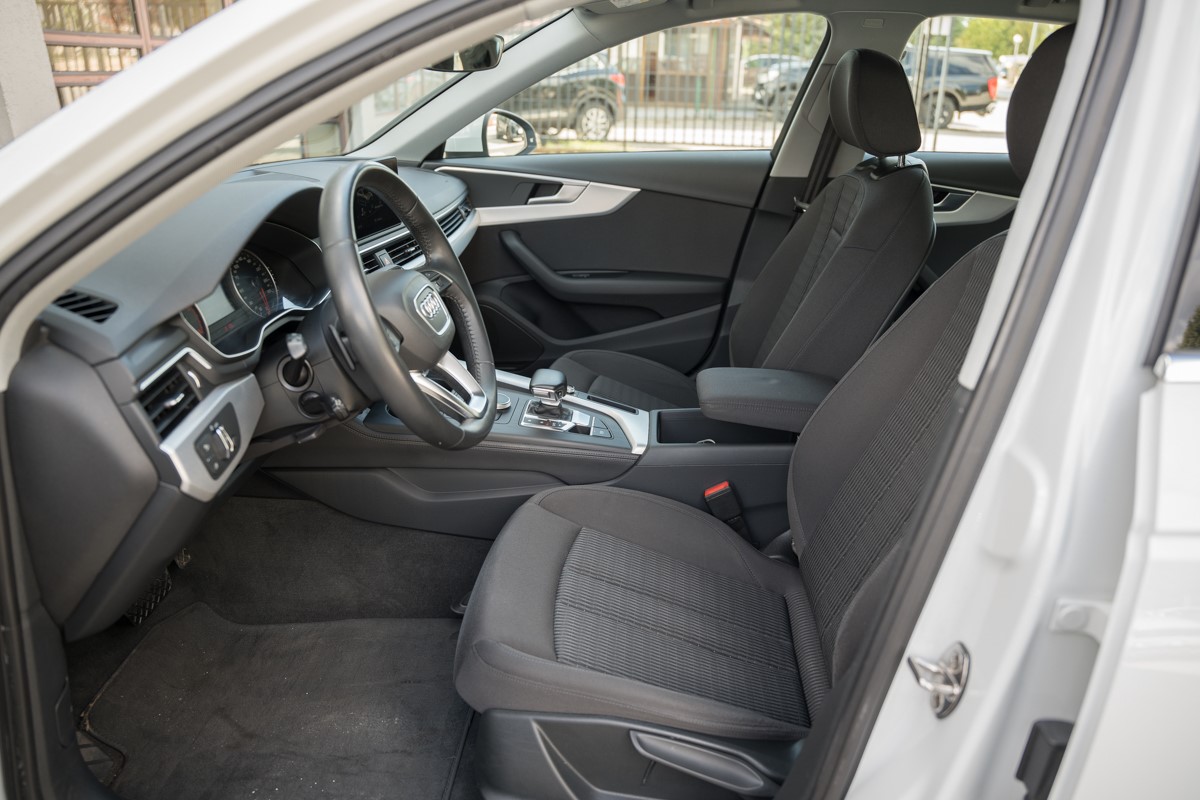 Audi A4
 35 TDI S-Tronic
