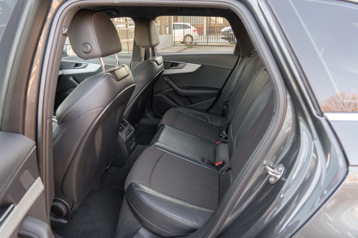 Audi A4
 2.0TDI S line