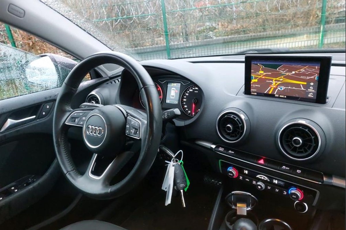 Audi A3
 1.6 TDi Sportback S-tronic Business Line