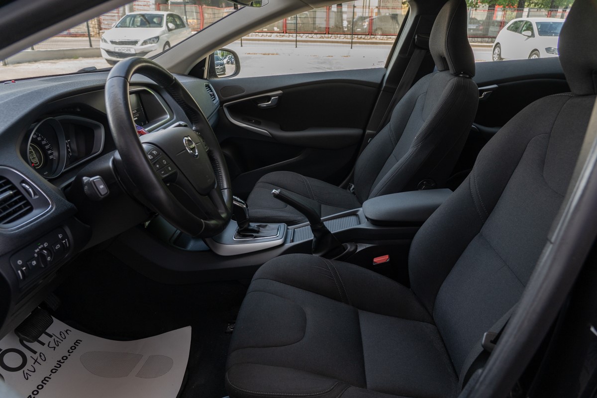 Volvo
 V40 D2