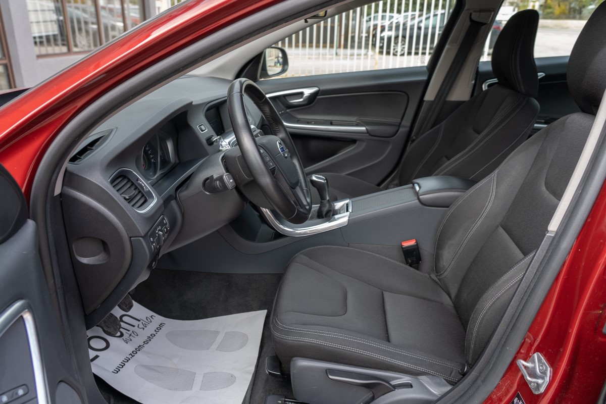 Volvo
 S60
 2.0D D2 Kinetic Business