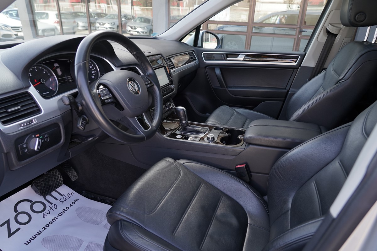 Volkswagen Touareg
 3.0 TDI 4 MOTION