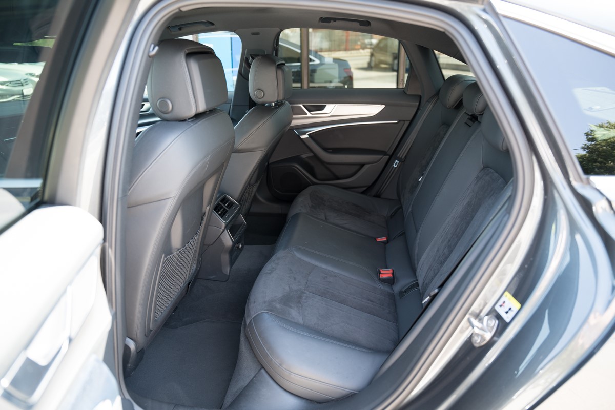 Audi A6
 2.0 TDI S line