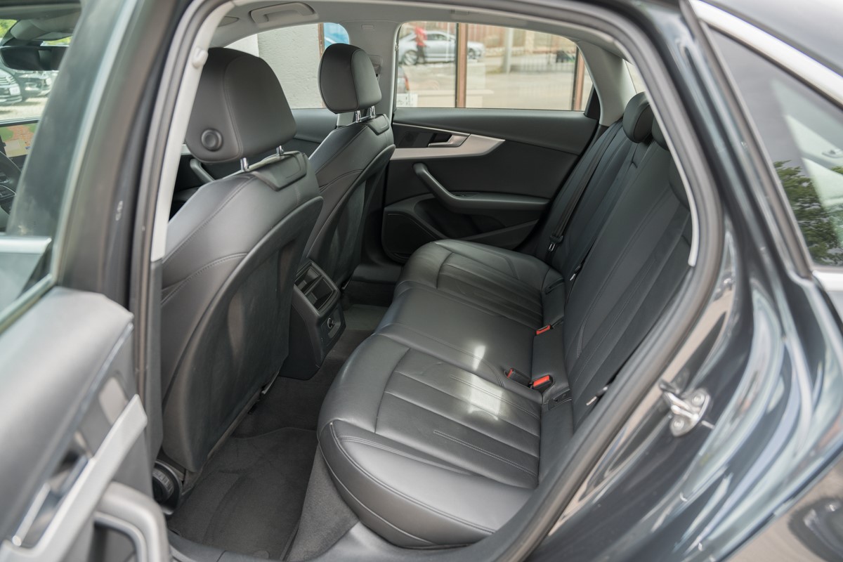 Audi A4
 2.0 TDI S line