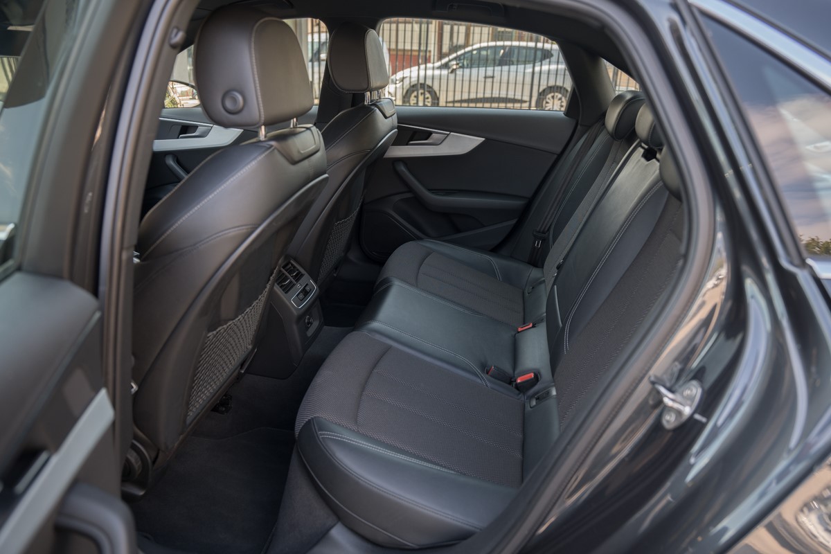 Audi A4
 2.0 TDI S line