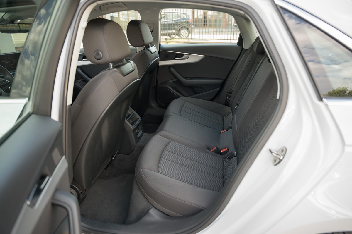 Audi A4
 35 TDI S-Tronic
