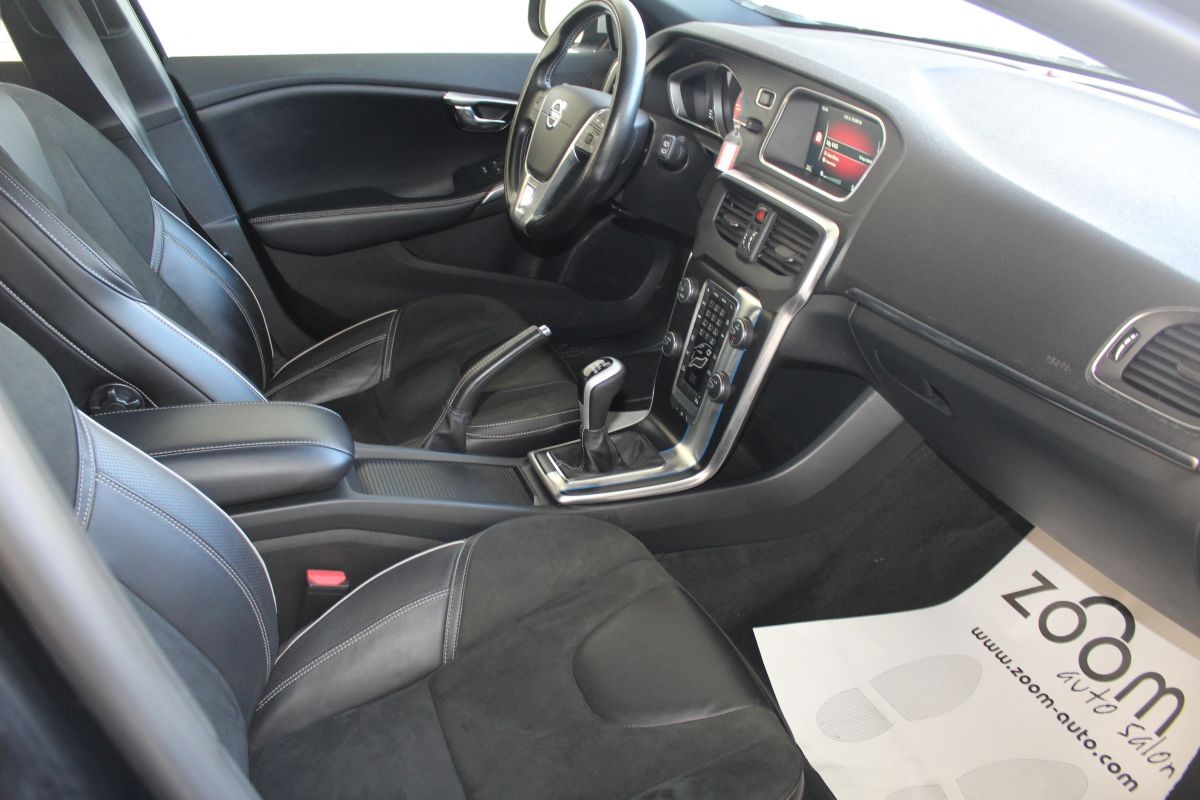Volvo
 V40 2,0 D2 R-Desing