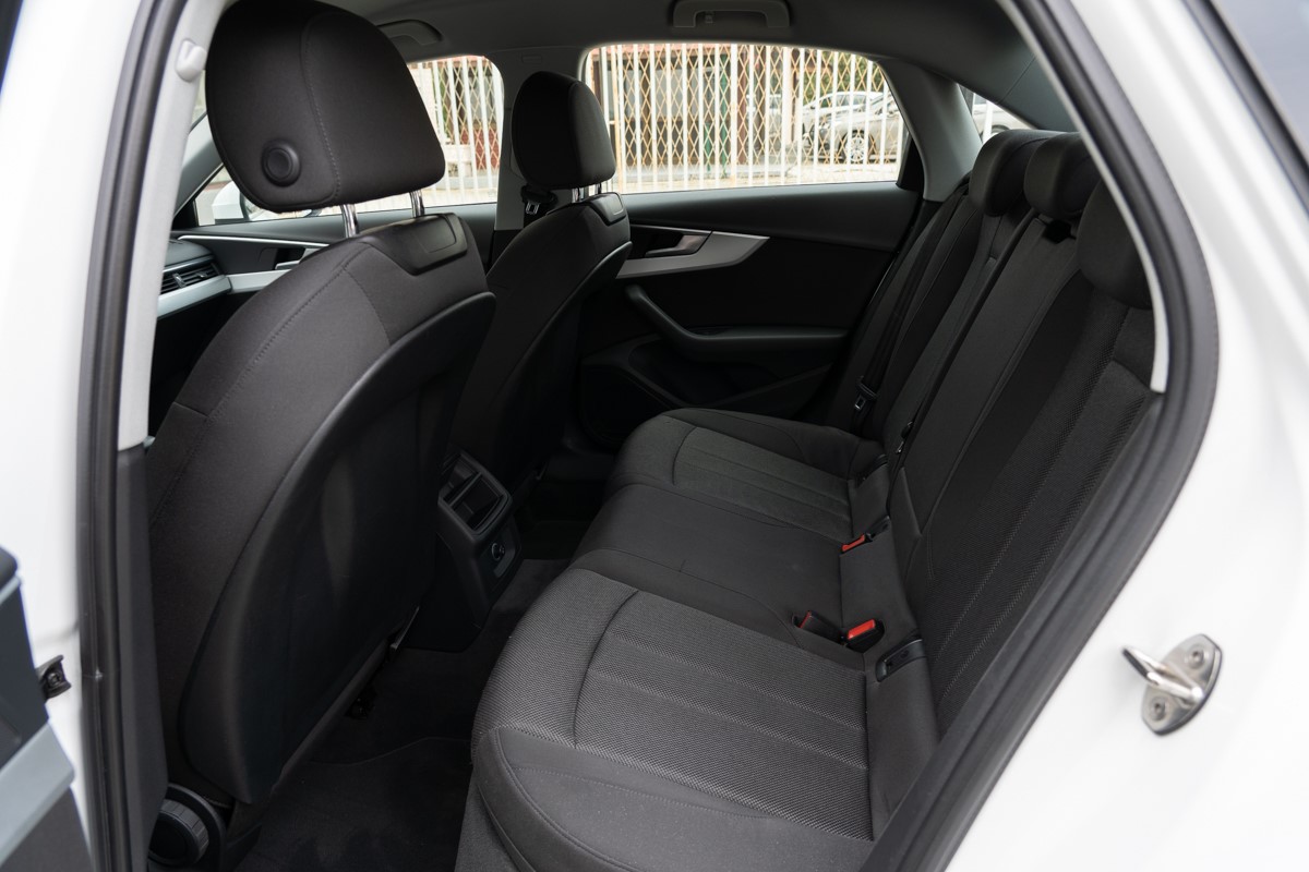 Audi A4
 2.0 TDi S-tronic Quattro Business Line