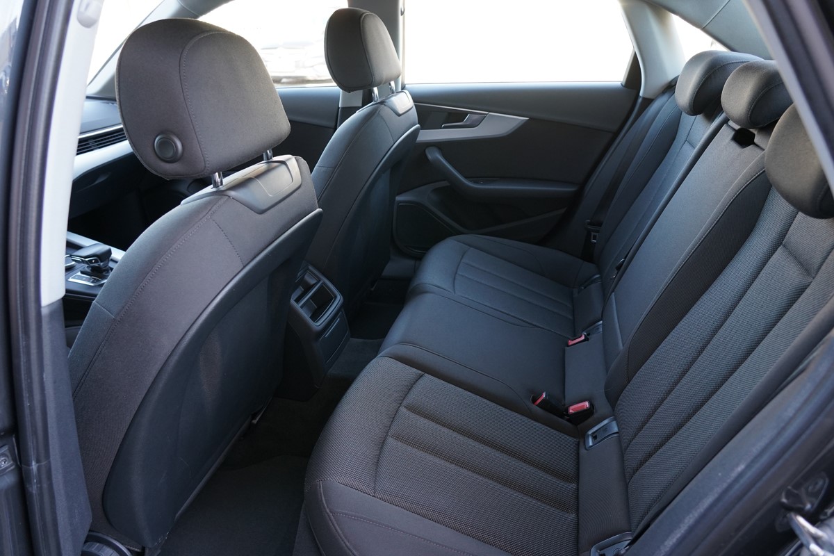 Audi A4
 2.0 TDI  BUSINESS LINE S TRONIC 