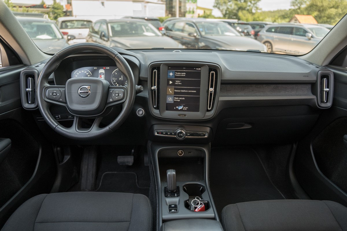 Volvo
 XC40 2.0  D3
