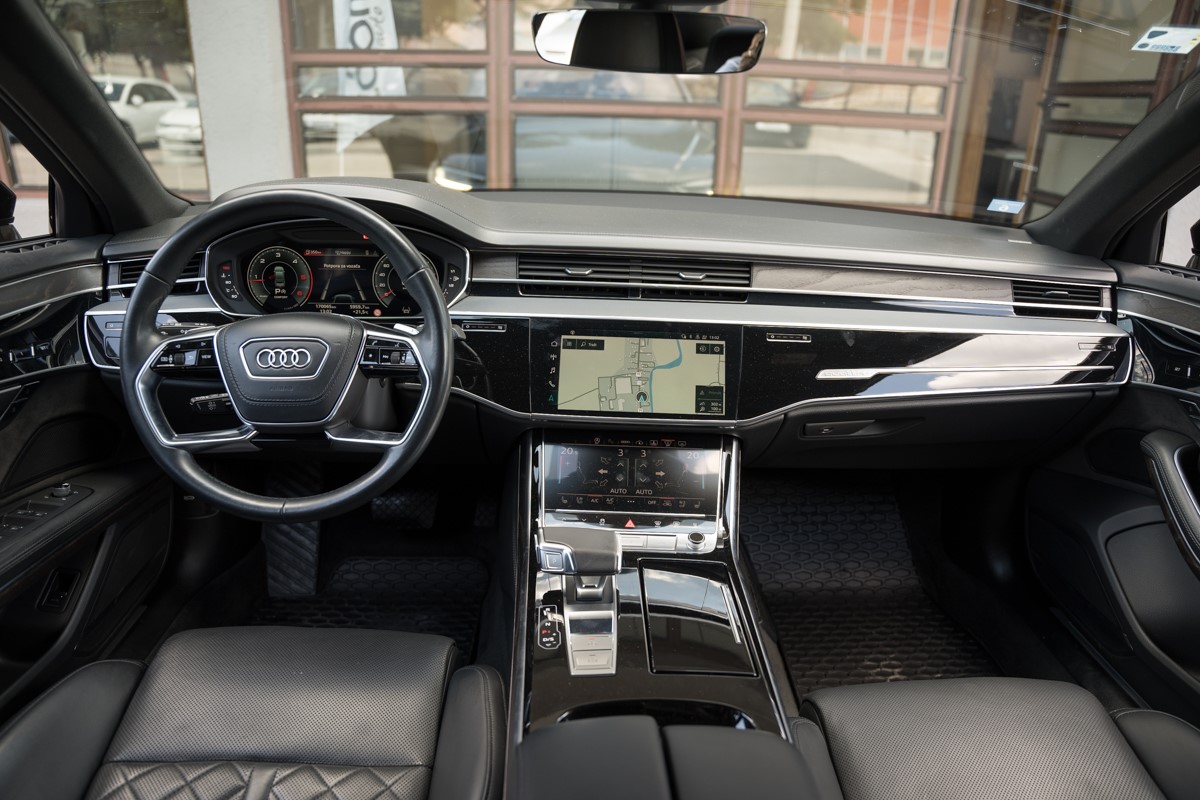Audi A8
 3.0 TDI S line QUATTRO
