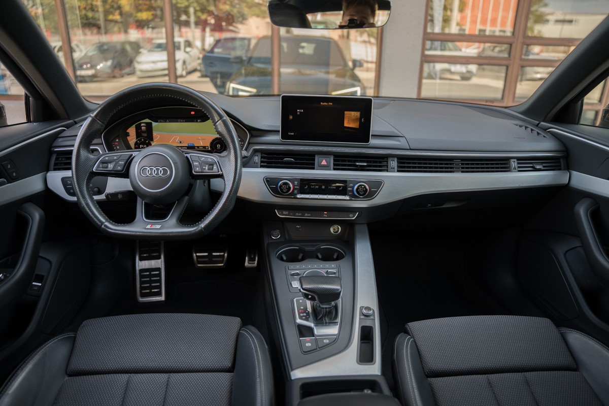 Audi A4
 2.0 TDI S line